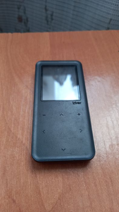 Продам mp3 плеер Iriver E30 на 2 гб.памяти,косметика-на фото,технически-полностью рабочий.