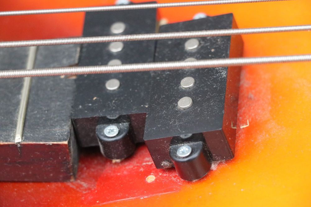 Бас гітара акустична.