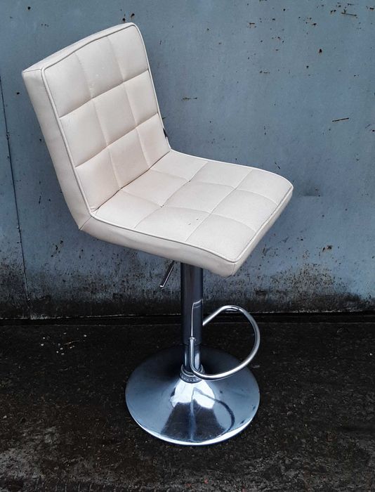 Стулья мастера с регулировкой высоты в салоны красоты.