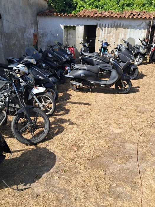 Várias motas para peças