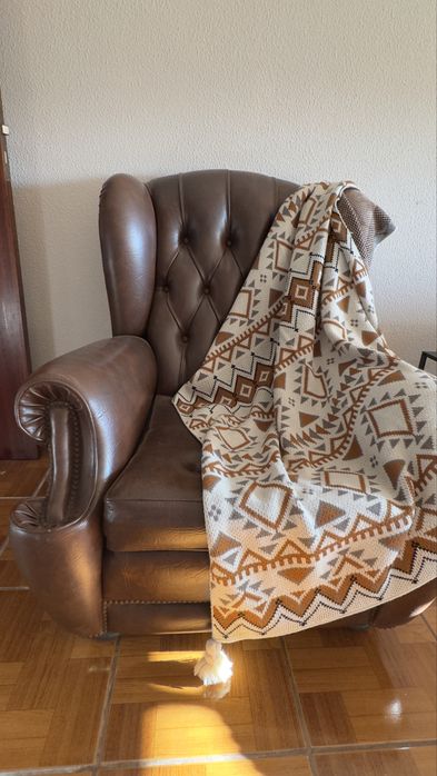 Poltrona Clássica Vintage em Pele Castanha – Estilo Chesterfield