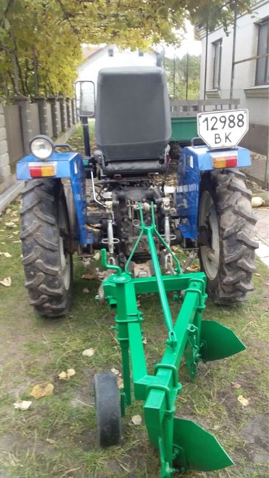 Трактор з плугом