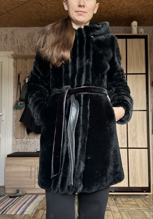 Жіноча шуба з мутону, встаки з песця