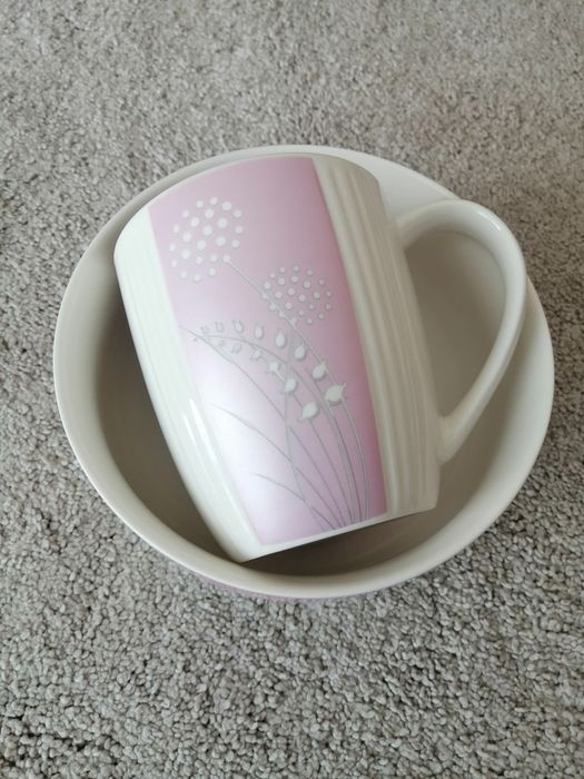Misa i kubek w klimacie pudrowego różu