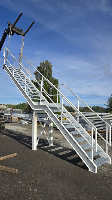 Schody metalowe STAL STOBNO przemysłowe z podestem wysokość 4.35m