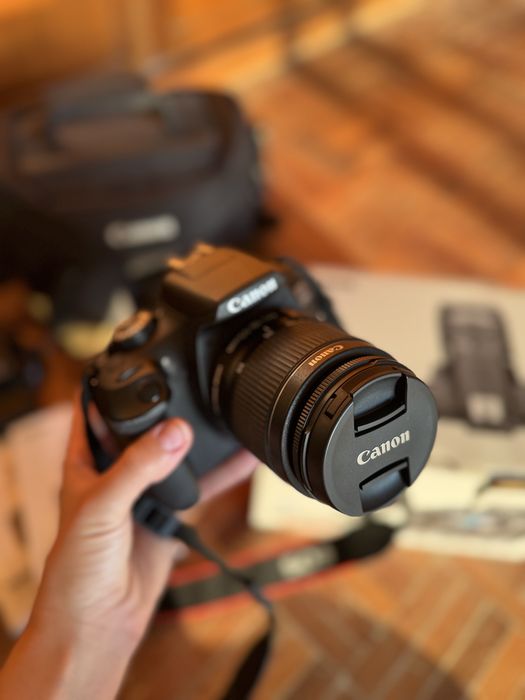 Máquina Fotográfica Reflex Canon EOS 1300D 18-55IS