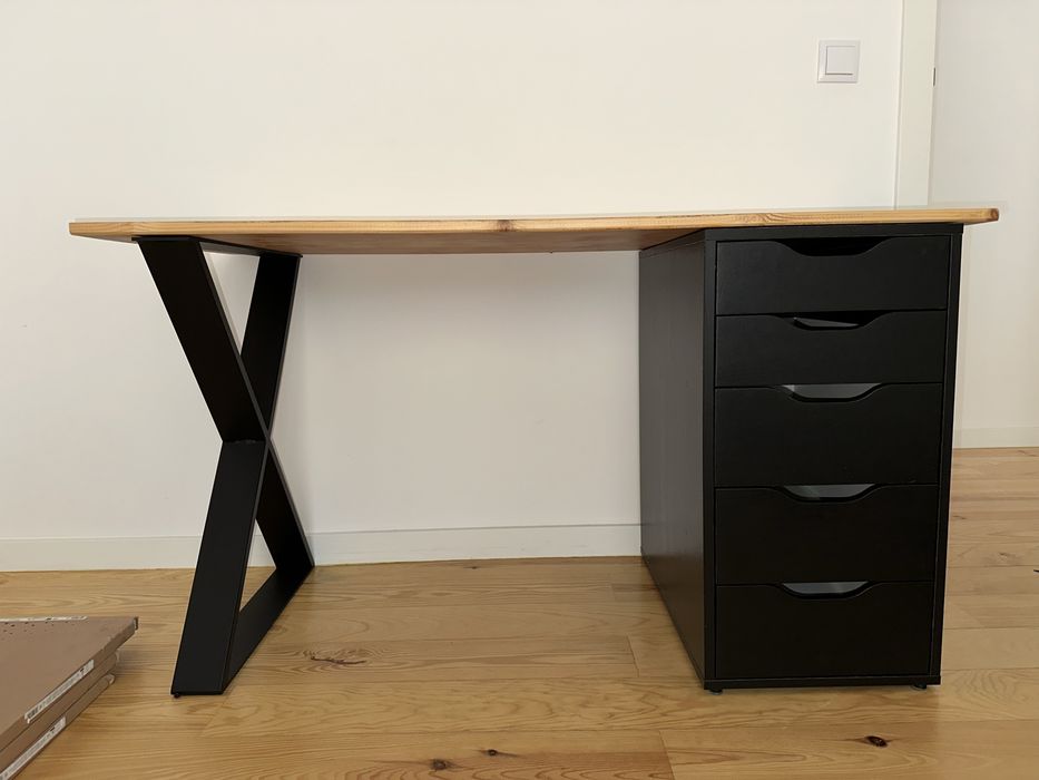 Pé de mesa em X aço preto mate