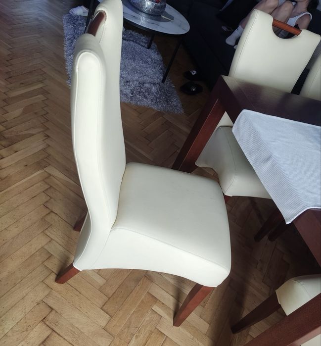 Stół rozkładany i krzesła