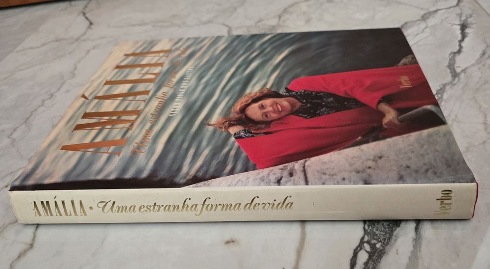 Amália,  Uma Estranha Forma de Vida