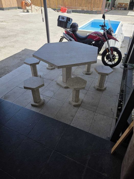 Mesa de pedra e 6 bancos