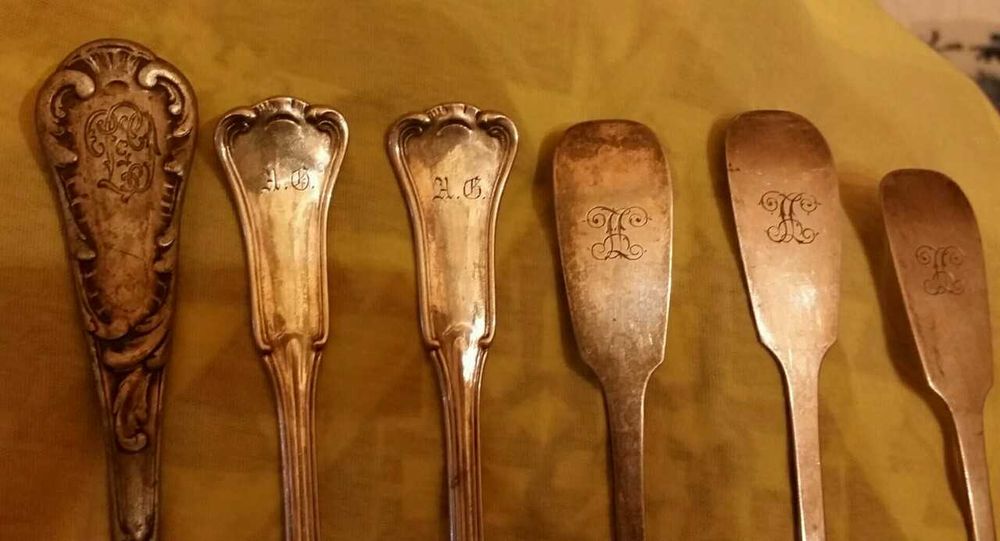 Конфетница,Старинные Вилки,Светильник,балалайка.