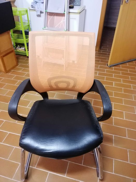 Secretária + cadeira + estante de apoio