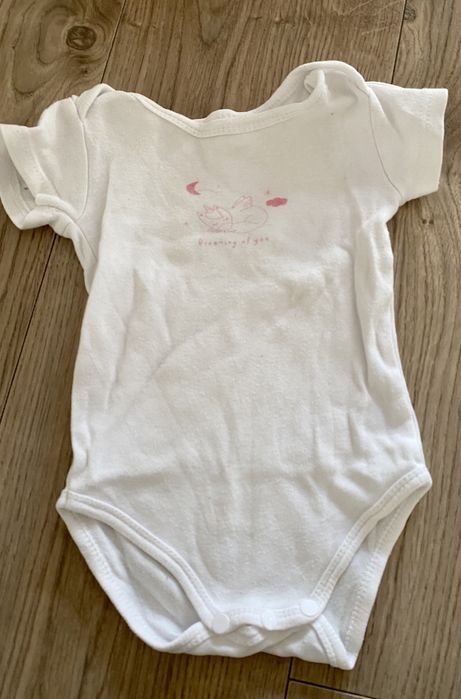 Białe body z krótkim rękawem