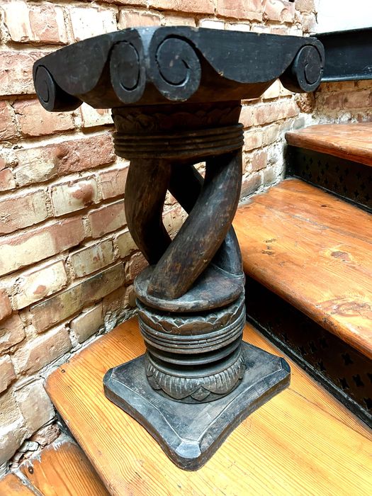 Drewniany rzeźbiony postument – pod kwiaty, rzeźby, jako dekoracja