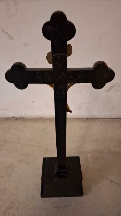 Zabytkowy krzyż drewniany, czarny