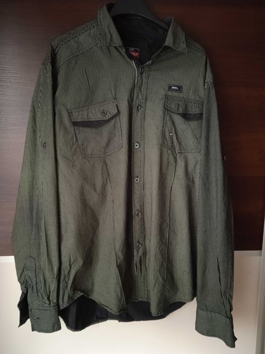 ciemna męska koszula w prążki zielono złota, modely L 41 / 42