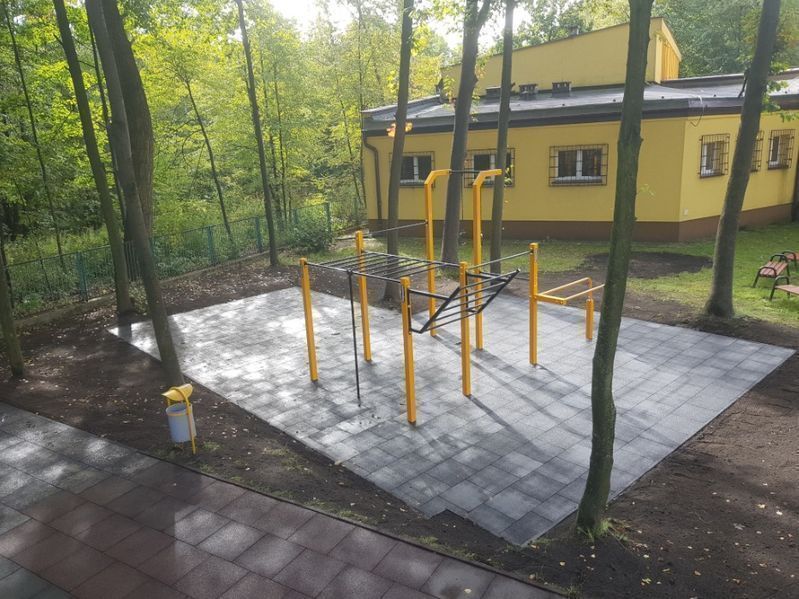 Bezpieczna nawierzchnia z atestem. Plac zabaw siłownia crossfit, ogród