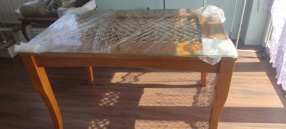 Stół drewniany z rattanem i szybą