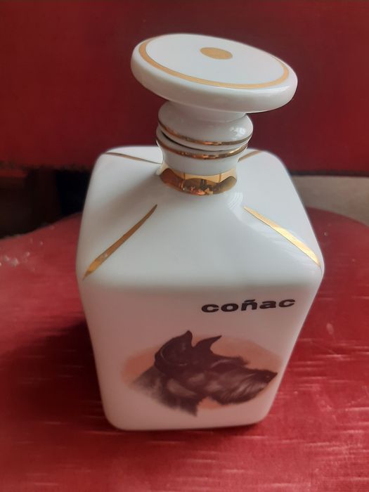 Garrafa com figuras caninas e  copos