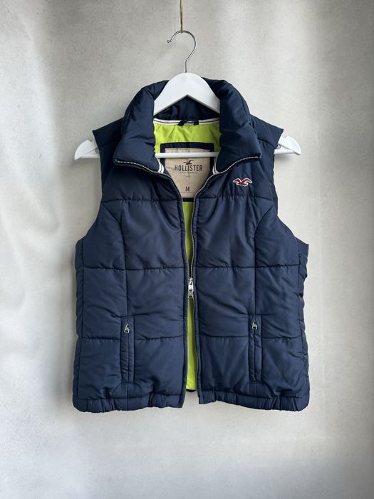 Пуховая жилетка Hollister женская темно синяя оригинал. Жіночий жилет Hollister з капюшоном темно синього кольору оригінал