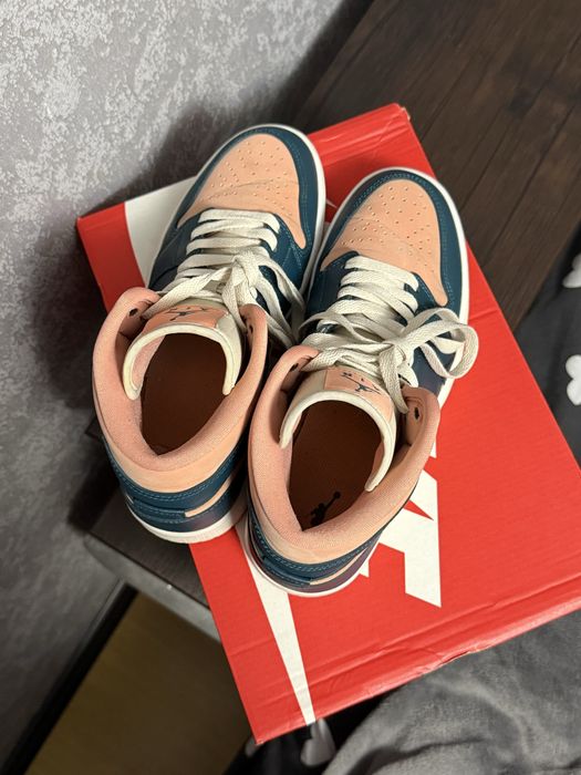 Продам кросівки жіночі Air Jordan 1 Mid Bq6472-308