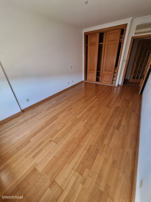 Apartamento T3 com garagem no Prior Velho