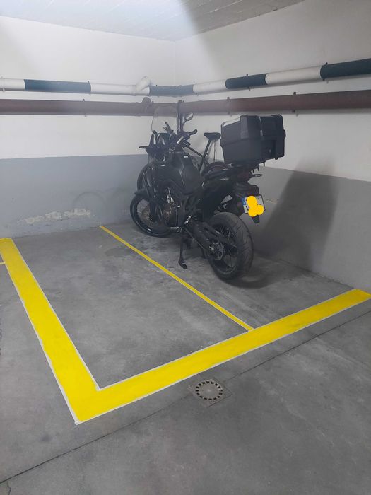 Arrenda-se parquiamento para motas