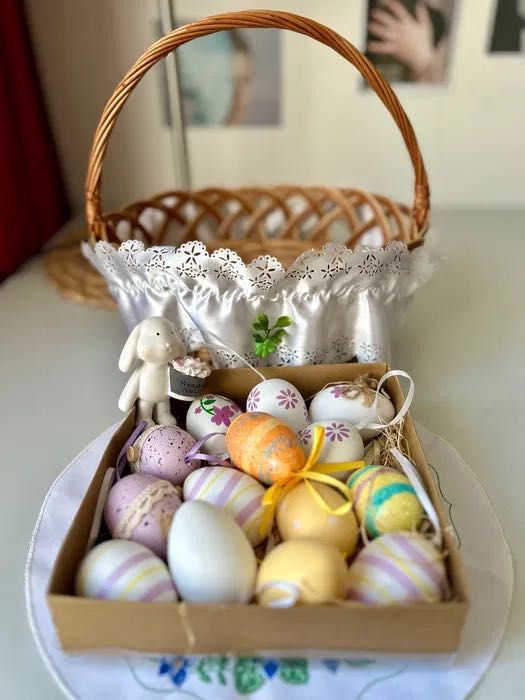 Koszyk wielkanocny (jajka i zajączek)