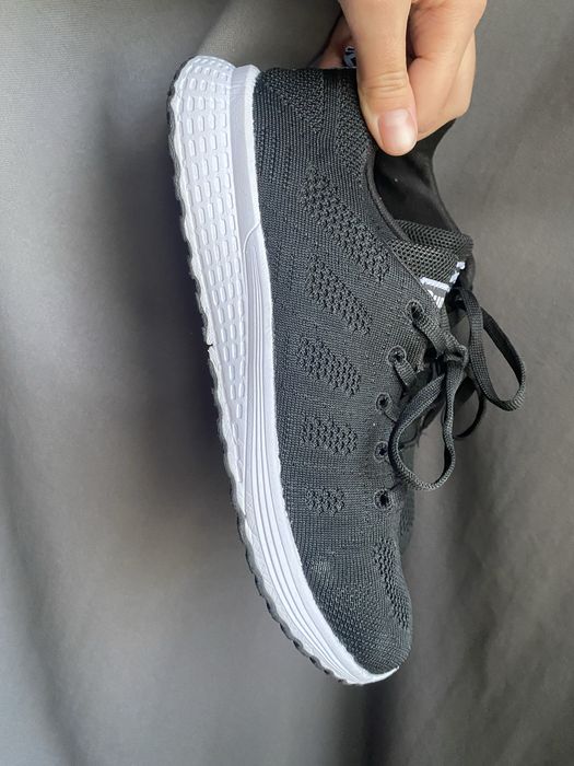 Кросівки жіночі