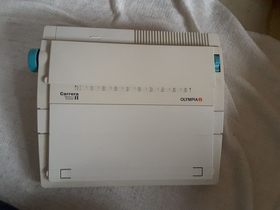 Máquina de escrever eléctrica OLYMPIA Carrera II