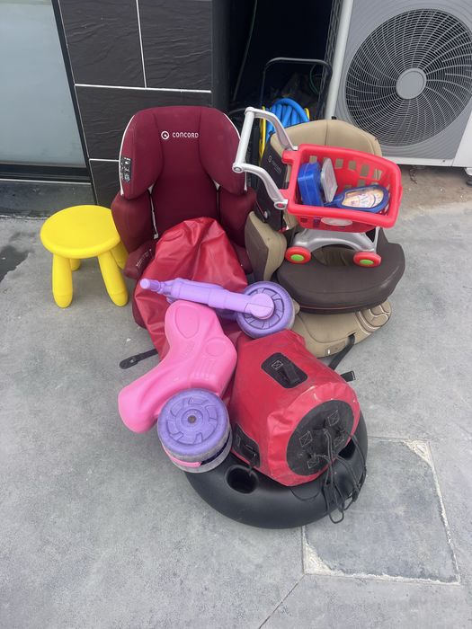 Ofereço vários brinquedos e bicicleta