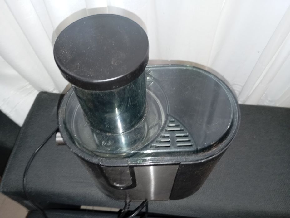 Centrifugadora de sumos da marca Becken, modelo BJE-966.