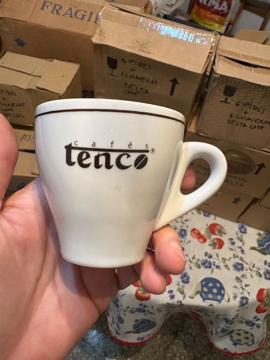 Pires e chávenas de café