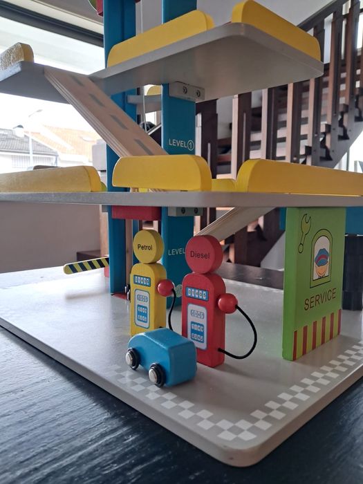 Garagem e carrinhos de madeira “Imaginarium”