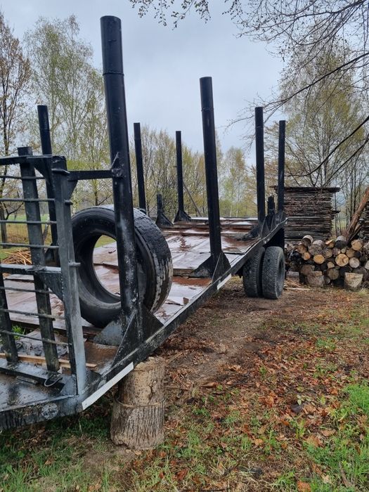 Напівпричіп лісовозний.