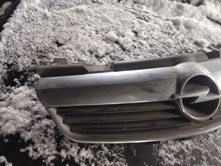 Opel Zafira B grill atrapa chłodnicy zderzaka 131.57.590