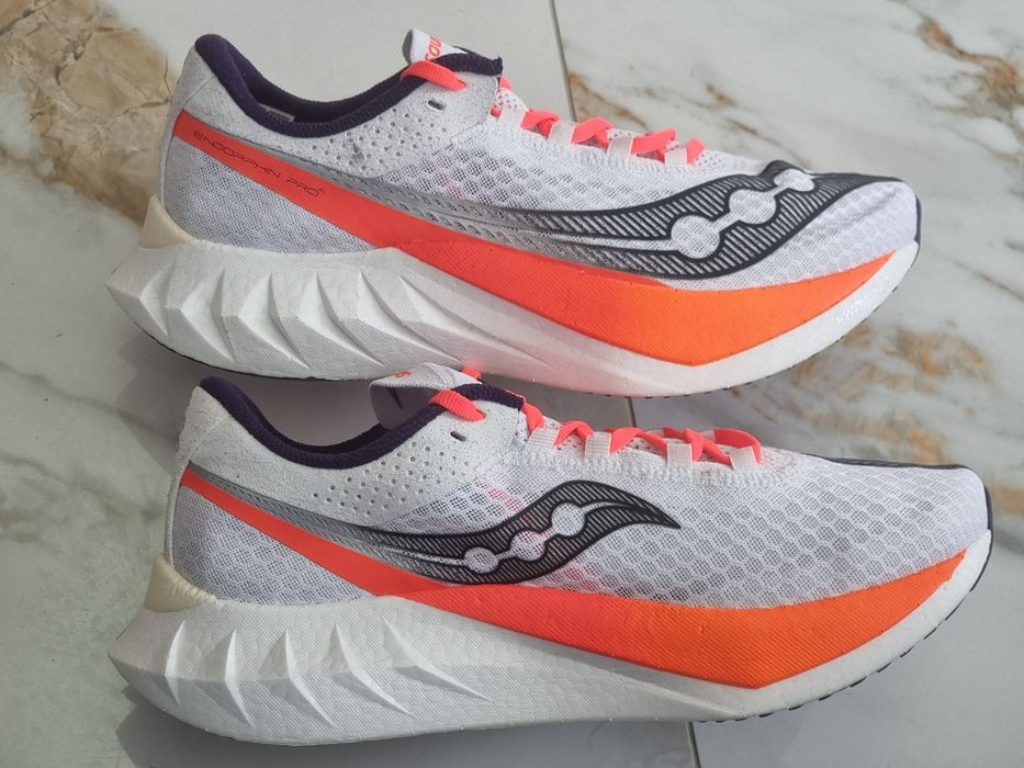 Оригінал 100% бігові кросівки Saucony Endorphin pro 4  EUR  42.5