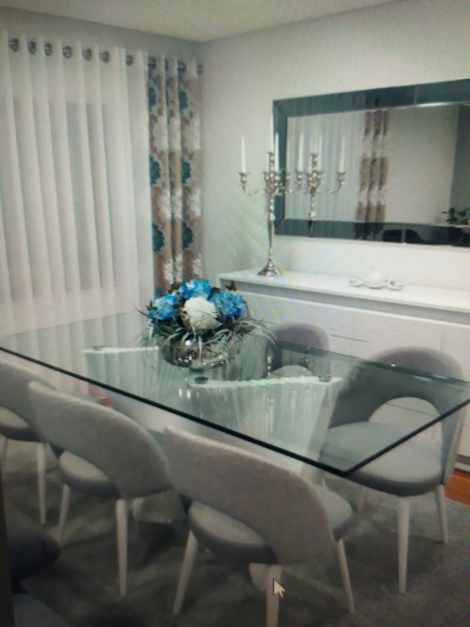 Vendo mesa de sala de jantar com um ano  mudei de casa e não cabe na minha sala nova
