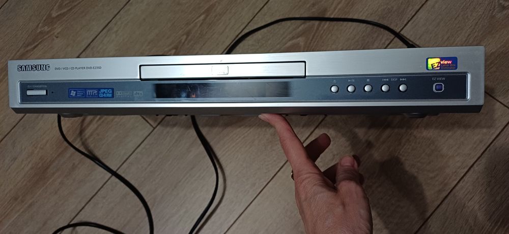 DVD-плеер Samsung DVD-E235. 
Модель: Samsung DVD-E235.
Поддерживаемые