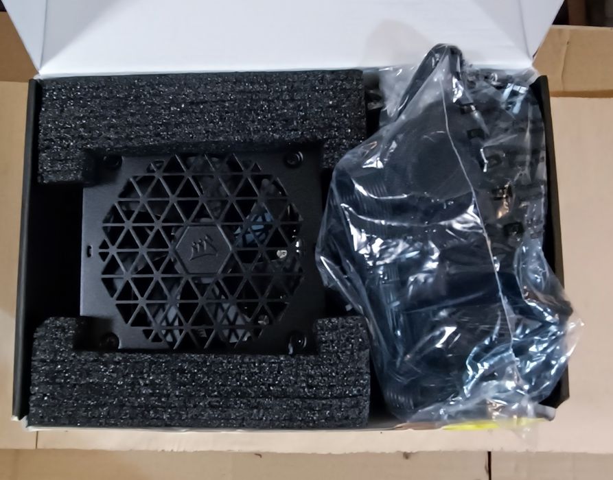 Fonte Alimentação Corsair RMe Series RM750e 750W 80 Plus Gold Modular