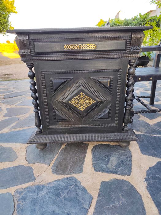Secretária antiga com cadeira