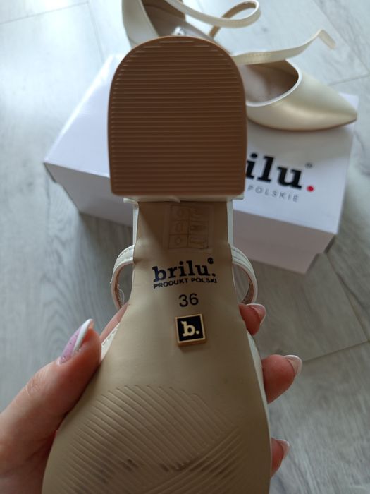 Buty ślubne na słupku