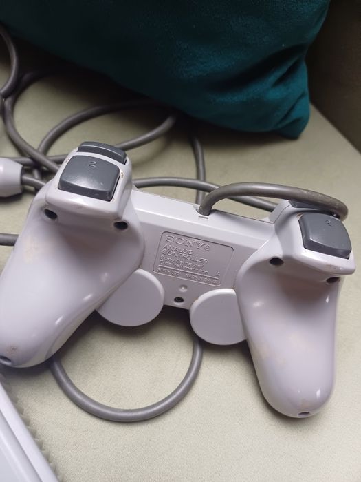 PlayStation 1 z padem i 12 grami
