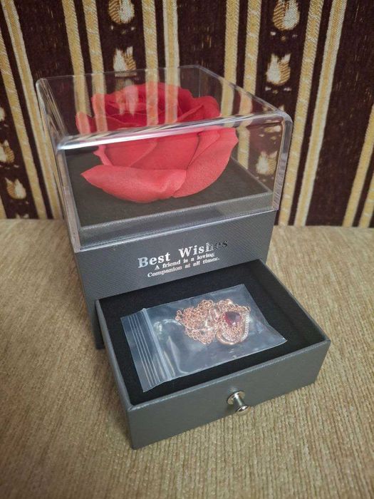 Червона троянда з кулоном