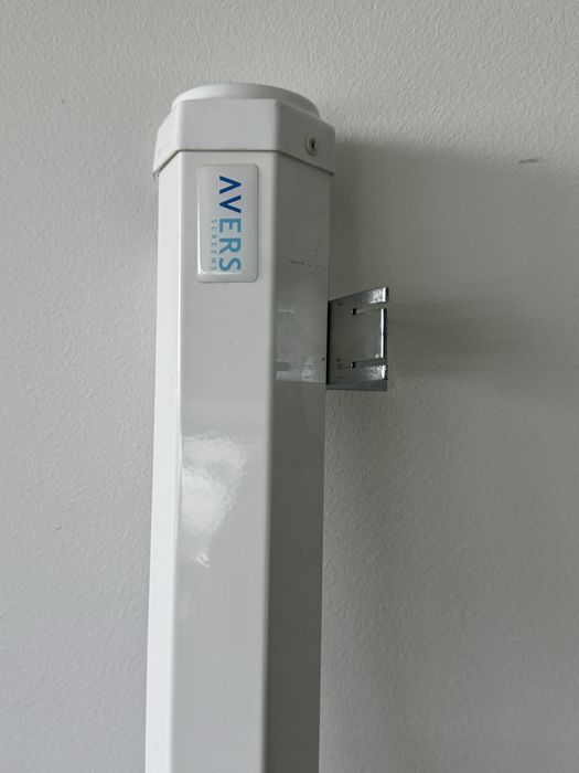 Ekran projekcyjny AVERS