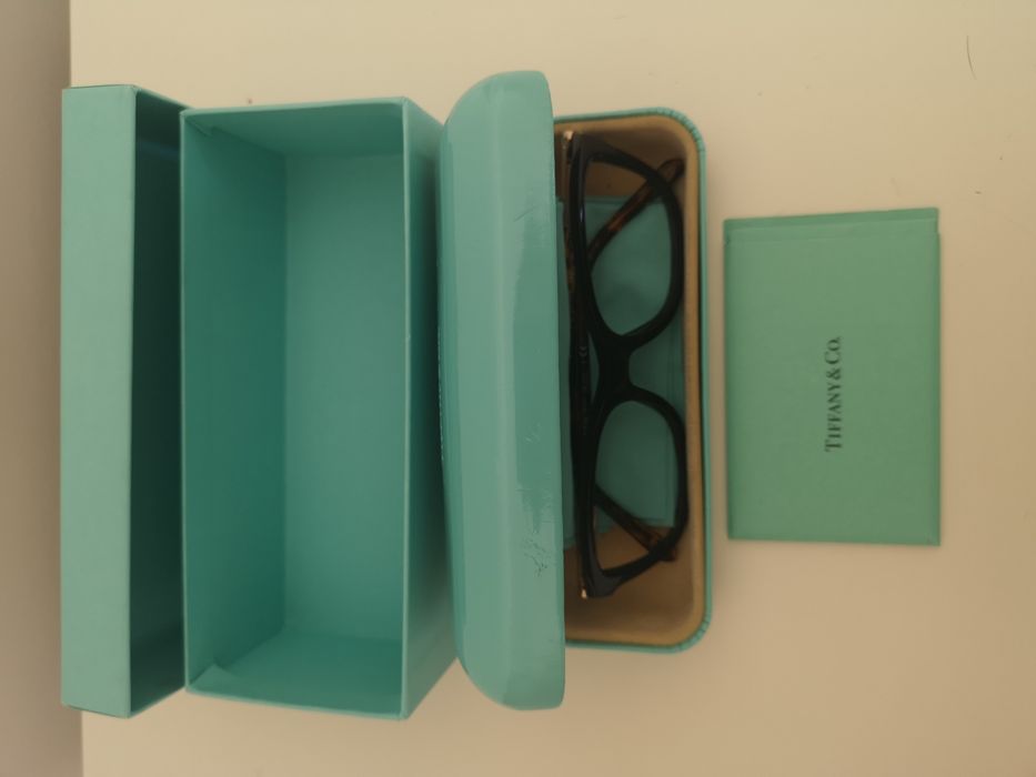 Armações de Óculos de sol ou graduados.