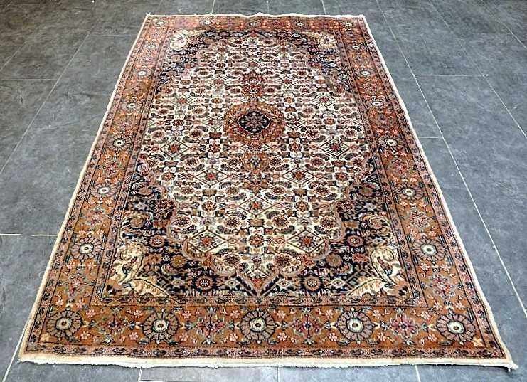 Tapete Persa TABRIZ original, elaborado manualmente com lã sobre algodão e as dimensões 185cm x 125cm