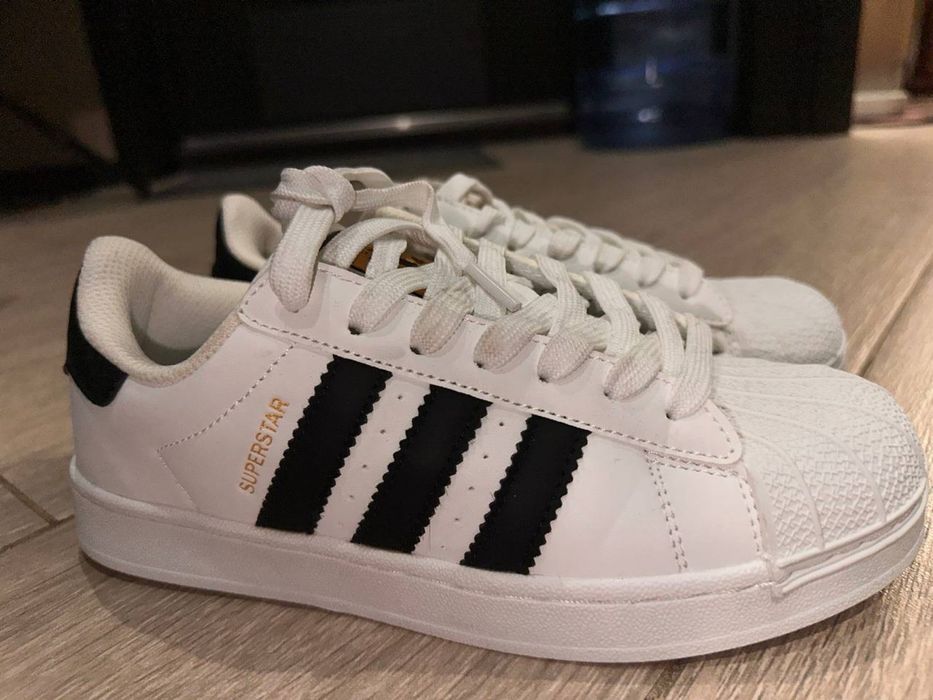 Продам женские Adidas SuperStar