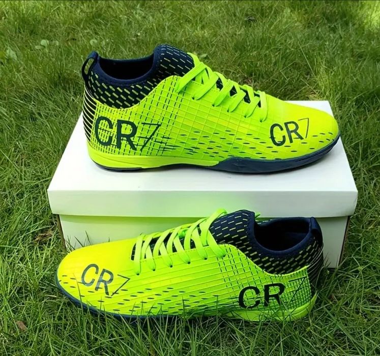 Бутси, сороконіжки, футзалки (дорослі, дитячі)