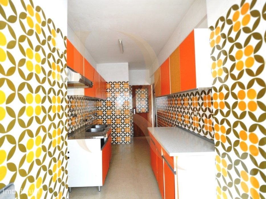 Apartamento T3 com elevador e varandas em Setúbal